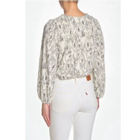 ✨ ASTR The Label Pleated Floral Faux Wrap Blouse White Black Medium - Picture 2 of 13